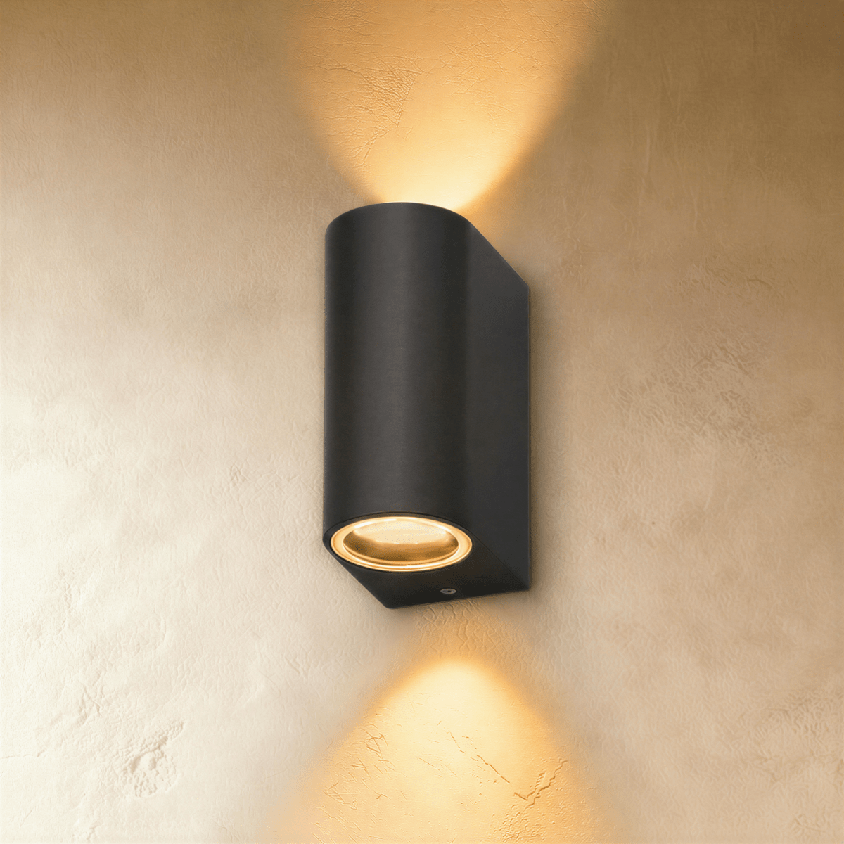 Willa Outdoor Wall Lamp