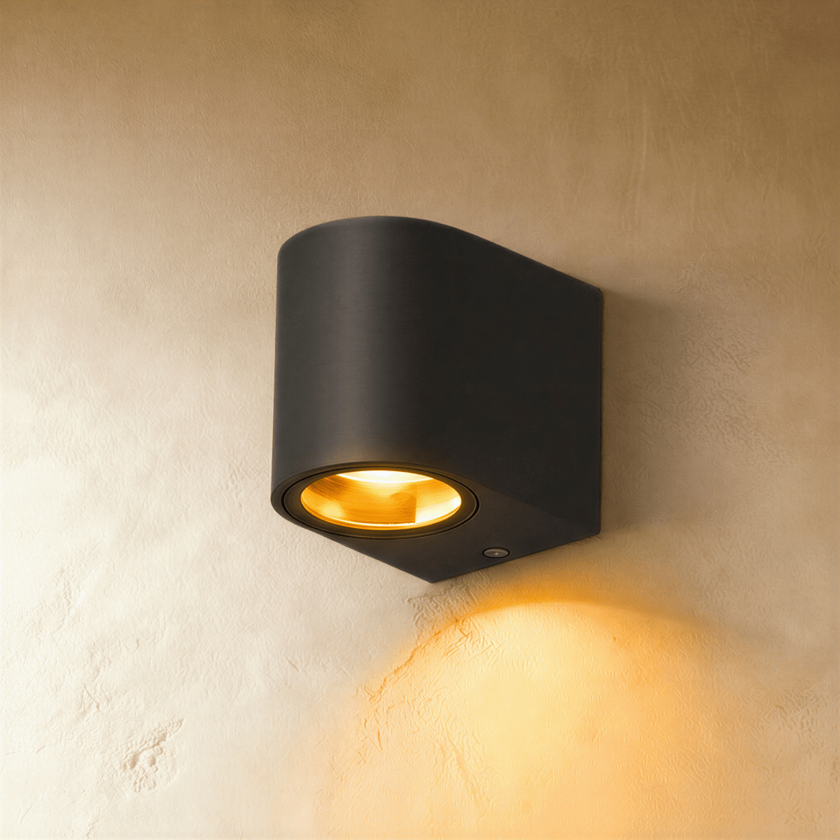 Willa Outdoor Wall Lamp