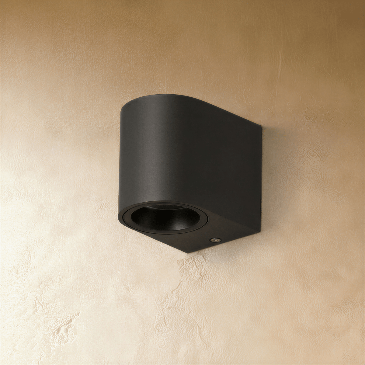 Willa Outdoor Wall Lamp