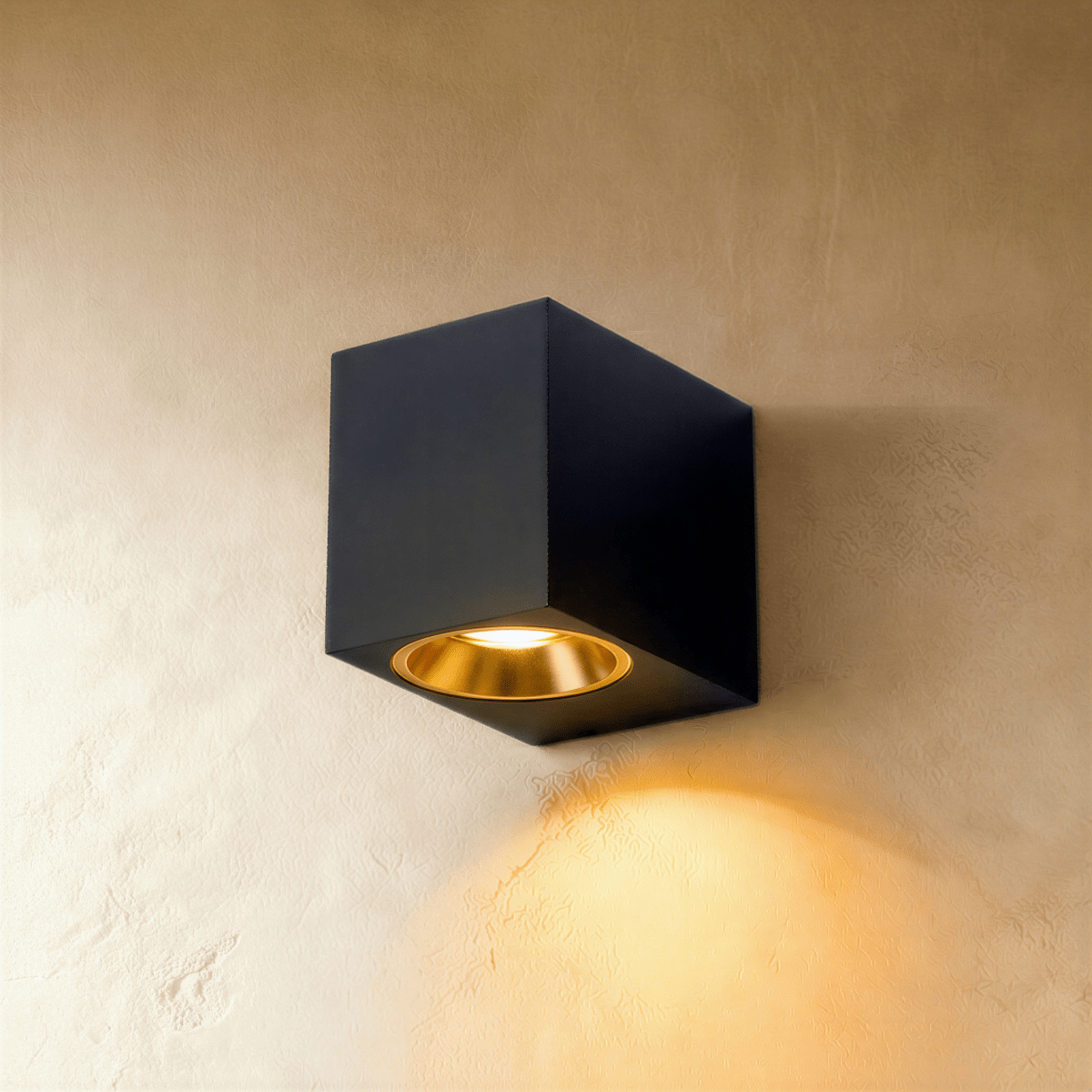 Willa Outdoor Wall Lamp